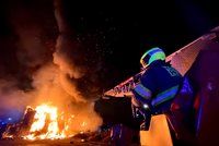 Mohutné plameny šlehaly z budovy na Palmovce: Obří požár hasilo deset jednotek