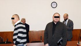 Městský soud v Praze začal 1. listopadu 2019 projednávat případ dvou dozorců Petra F. a Rolanda A. z pankrácké věznice, kteří čelí obžalobě ze zneužití pravomoci a z přijímání úplatků.