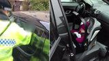 VIDEO: Panika a obrovský strach! Máma v autě zabouchla miminko i klíčky 