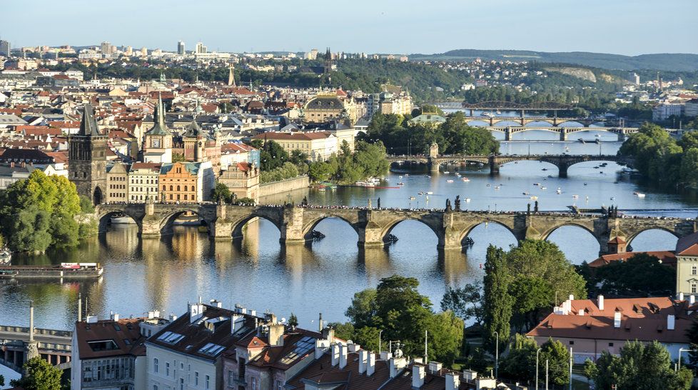 Výhled ze zahrad Kramářovy vily na pražské mosty. Z nejlepšího msíta je jich vidět deset - od Štvanice po železniční most na Smíchově.