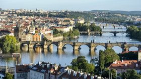 Výhled ze zahrad Kramářovy vily na pražské mosty. Z nejlepšího místa je jich vidět deset - od Štvanice po železniční most na Smíchově.