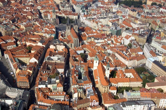 Pohled na Staré Město pražské. Chrám v popředí je chrám sv. Jakuba Staršího, kde proběhla hostina při příležitosti korunovace Jana Lucemburského na českého krále. 