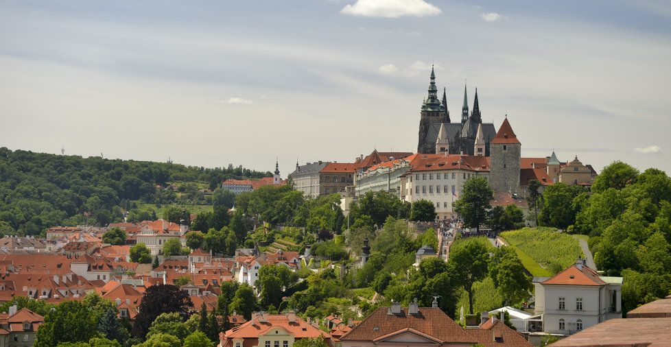 Výhled ze zahrad Kramářovy vily na Pražský hrad