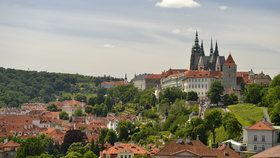 Výhled ze zahrad Kramářovy vily na Pražský hrad.