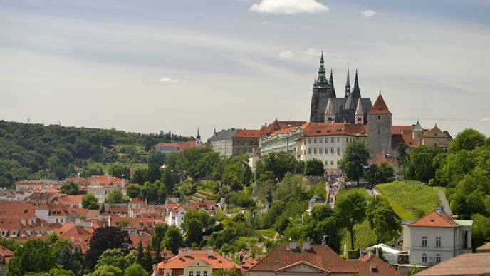 Výhled ze zahrad Kramářovy vily na Pražský hrad