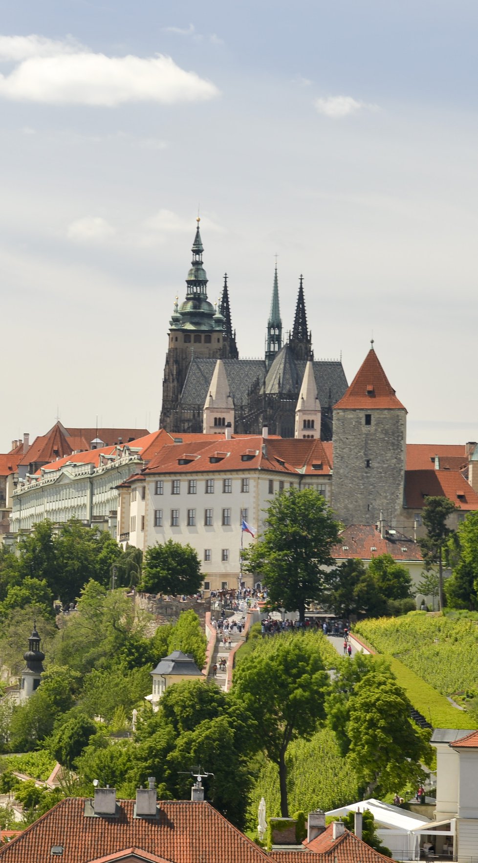 Výhled ze zahrad Kramářovy vily na Pražský hrad.