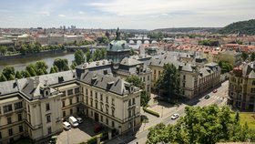 Pohled z Kramářovy vily na Strakovu akademii. Z domu, kde mohou premiéři bydlet, na sídlo jejich úřadu.