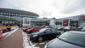 Zákazníci v pražském nákupním centru Nové Butovice mohli 19. ledna 2021 znovu nakupovat také papírnické zboží či dětské oblečení a obuv.