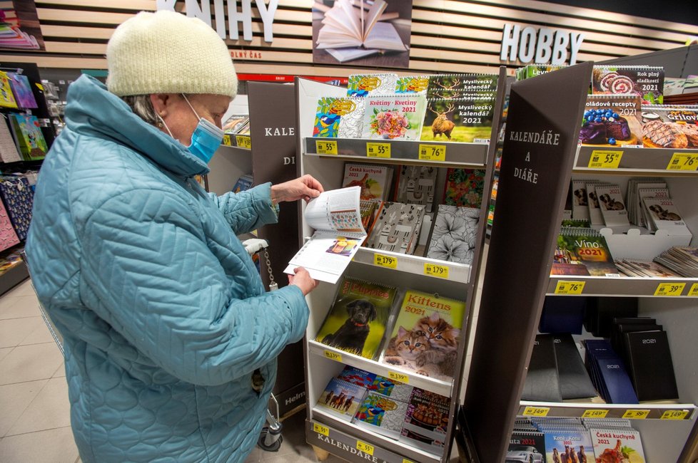 Zákazníci v pražském nákupním centru Nové Butovice mohli 19. ledna 2021 znovu nakupovat také papírnické zboží či dětské oblečení a obuv.