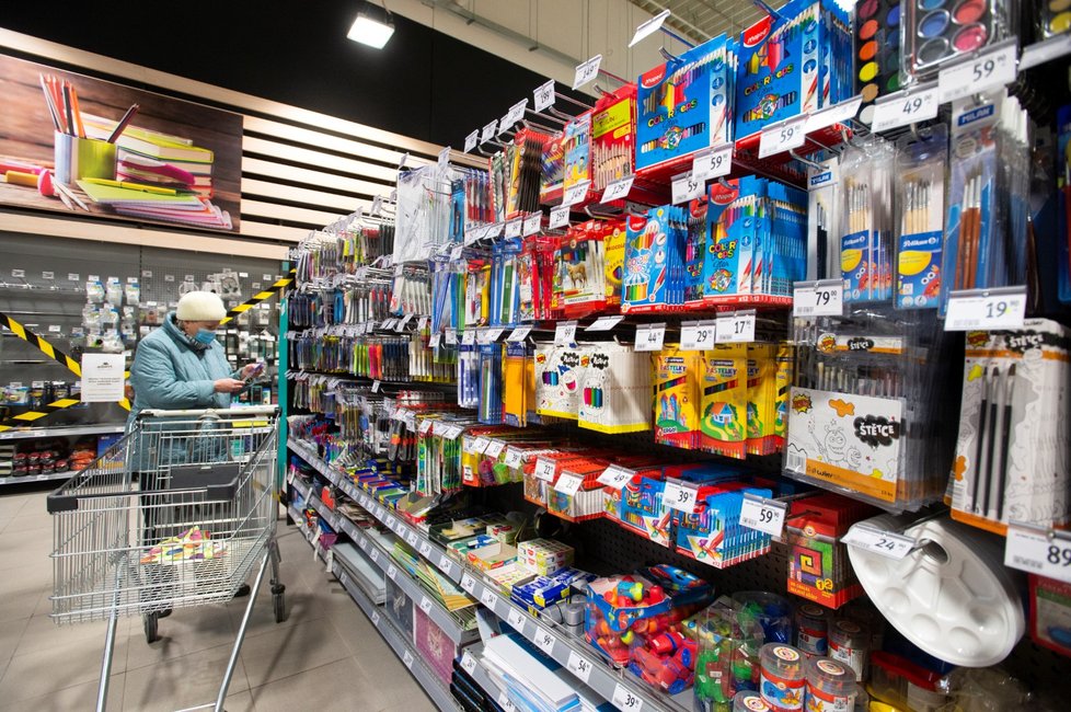 Zákazníci v pražském nákupním centru Nové Butovice mohli 19. ledna 2021 znovu nakupovat také papírnické zboží či dětské oblečení a obuv.