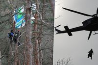 Paraglidistu u Prahy zradil vítr, visel na stromě v 12 metrech! Zachránili ho z vrtulníku
