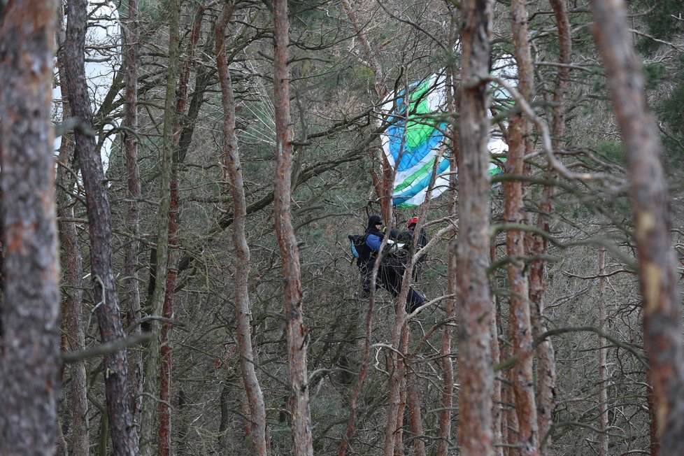 Paraglidista uvázl na stromě (14. dubna 2021).