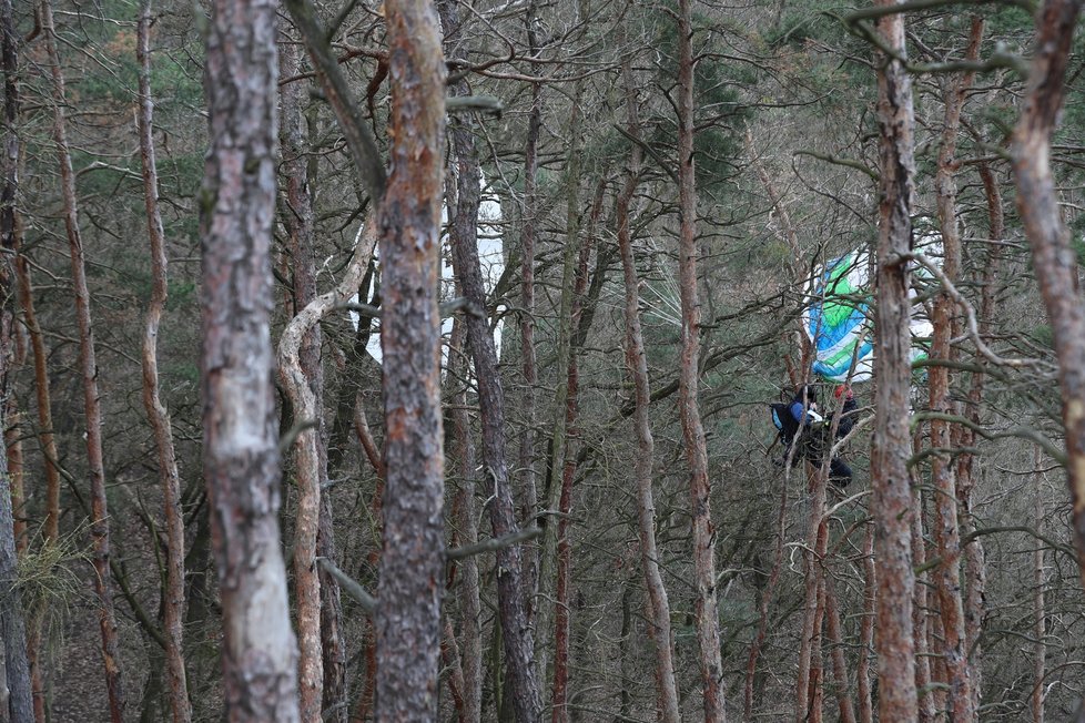 Paraglidista uvázl na stromě (14. dubna 2021).