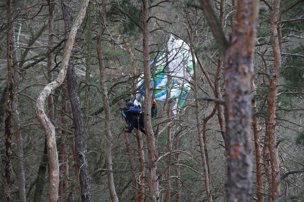 Paraglidista uvázl na stromě (14. dubna 2021).