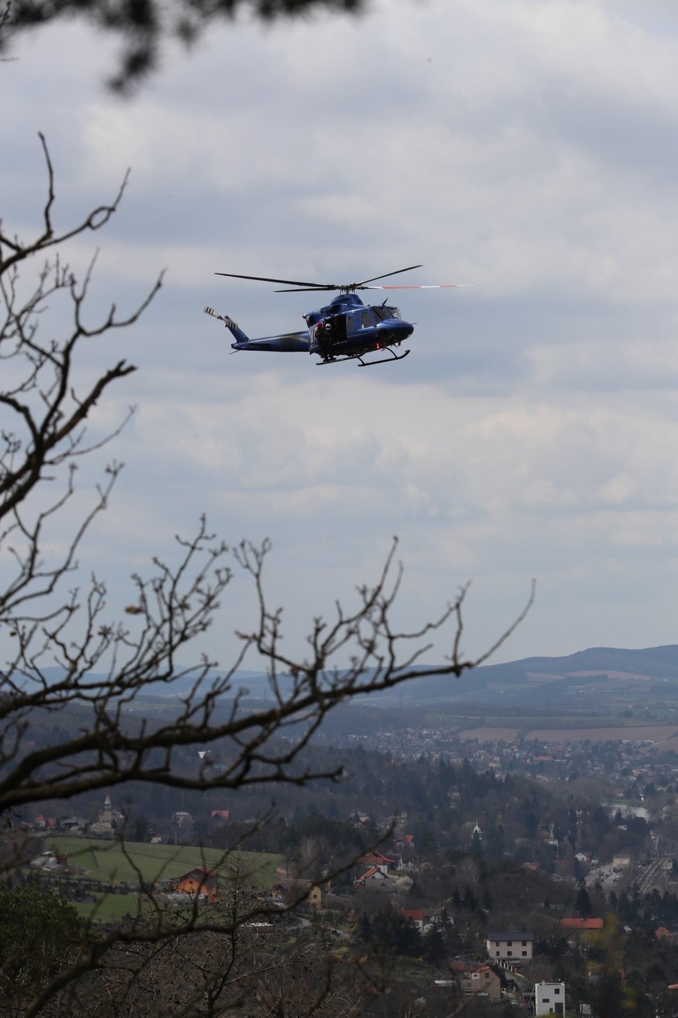 Paraglidista uvázl na stromě (14. dubna 2021).