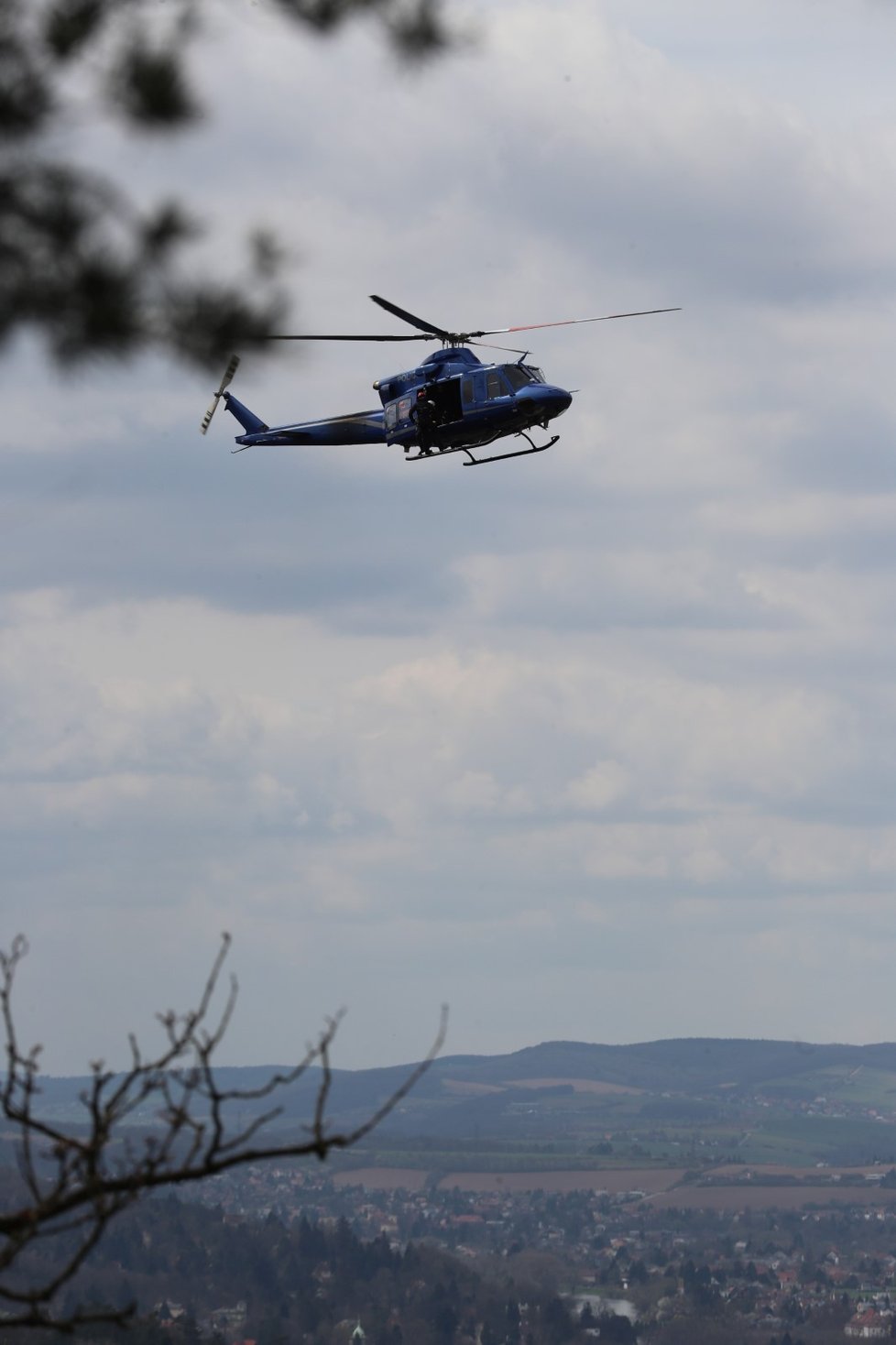 Paraglidista uvázl na stromě (14. dubna 2021).