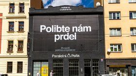 „Polibte nám pr*el,“ vzkazují kryptoanarchisté radnici Prahy 7 na obřím banneru. Zakázala jim reklamu