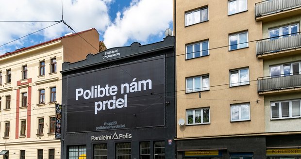 Banner na budově Paralelní Polis v pražských Holešovicích, 25. srpna 2020.