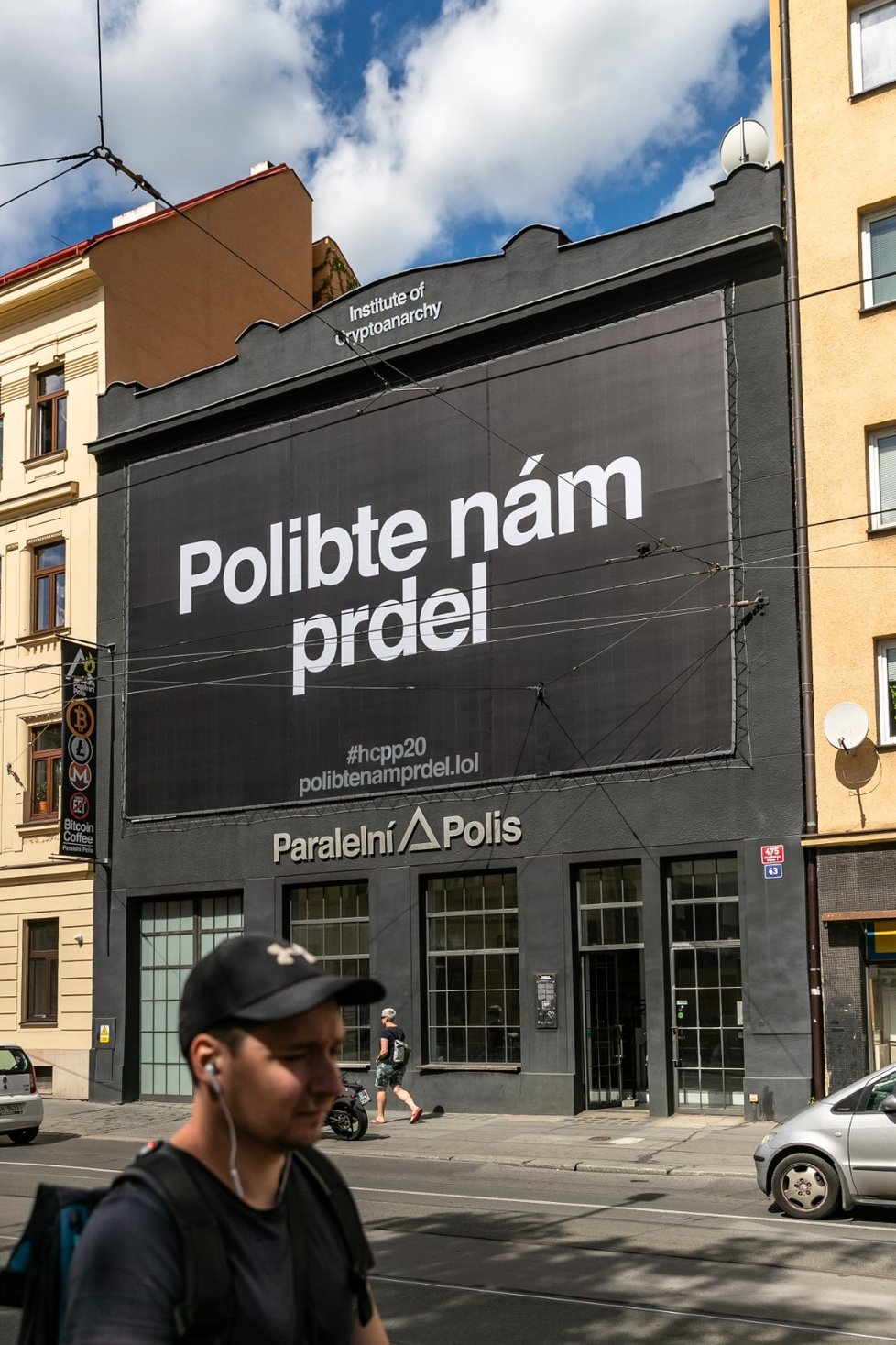 Banner na budově Paralelní Polis v pražských Holešovicích, 25. srpna 2020.