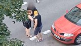 Pustili se do sebe slovy i pěstmi, jeden pak vytáhl pistoli! Policie hledala vousáče s kšiltovkou