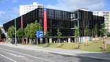 Nový parkovací dům na „béčku“: Na Nových Butovicích se otevřelo 380 míst za 50 korun na den