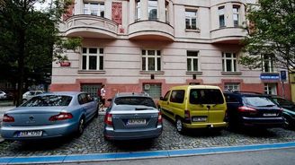 Parkovací zóny v Praze loni vydělaly téměř čtvrt miliardy, město plánuje jejich rozšíření