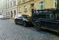Parkování vzal do vlastních rukou: Muž v Praze 5 přemaloval fialovou zónu na modrou!