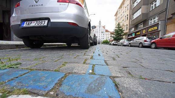 Praha zváží zavedení parkování v modrých zónách pro návštěvy zdarma