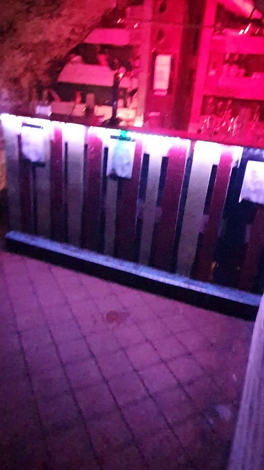 Policie zveřejnila záběry z ilegální party v tajně otevřeném klubu v centru Prahy