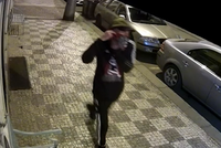 Vypečený zloděj řádil v centru Prahy! Z pekárny ukradl peníze i alkohol, škoda přes 20 tisíc