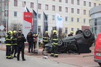 Hrozivá nehoda v Jinonicích: Do couvajícího auta narazilo jiné a převrátilo ho na střechu!