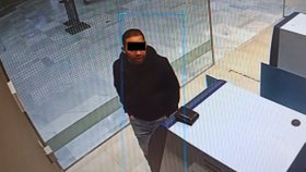 Policisté pátrali po muži, který v Chlumecké ulici v Praze ukradl peněženku.
