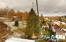 Vánoční stromy na náměstích v Česku: Praha chystá, v Brně se už třpytí