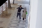 Muž v centru Prahy udeřil kolemjdoucí ženu pěstí do obličeje.