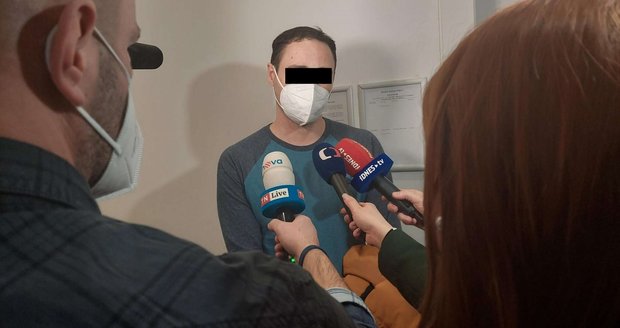 Otec chlapce, kterého na Petříně pokousal pes, u soudu 7. února 2022.