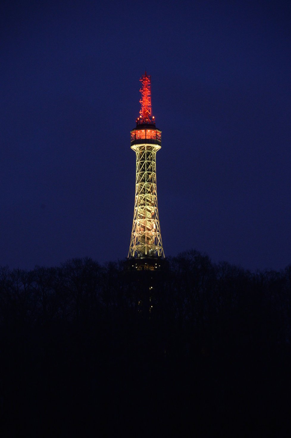 Petřínská rozhledna v Praze se po teroristických útocích v Belgii rozzářila v barvách jejich vlajky.