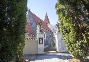 Kostel sv. Jakuba staršího je s největší pravděpodobností nejstarší stavbou pražských Petrovic.