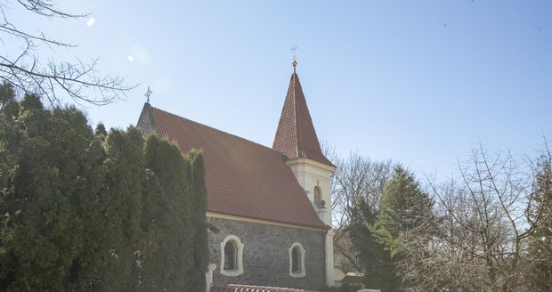 Ač byl založen ve středověku, ozvláštněn byl kostel sv. Jakuba většího tzv. barokní cibulovou věží. Tu mu však v rámci přestavby nakonec sňali a nahradili ji tou nynější.