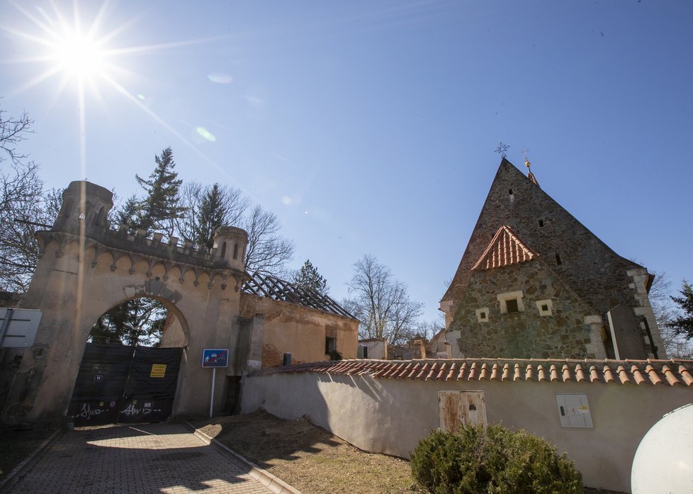 Vedle kostela sv. Jakuba se nachází okázalý vchod do areálu zámku v Petrovicích.