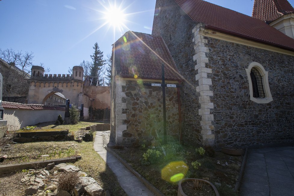 Kostel sv. Jakuba staršího je s největší pravděpodobností nejstarší stavbou pražských Petrovic.