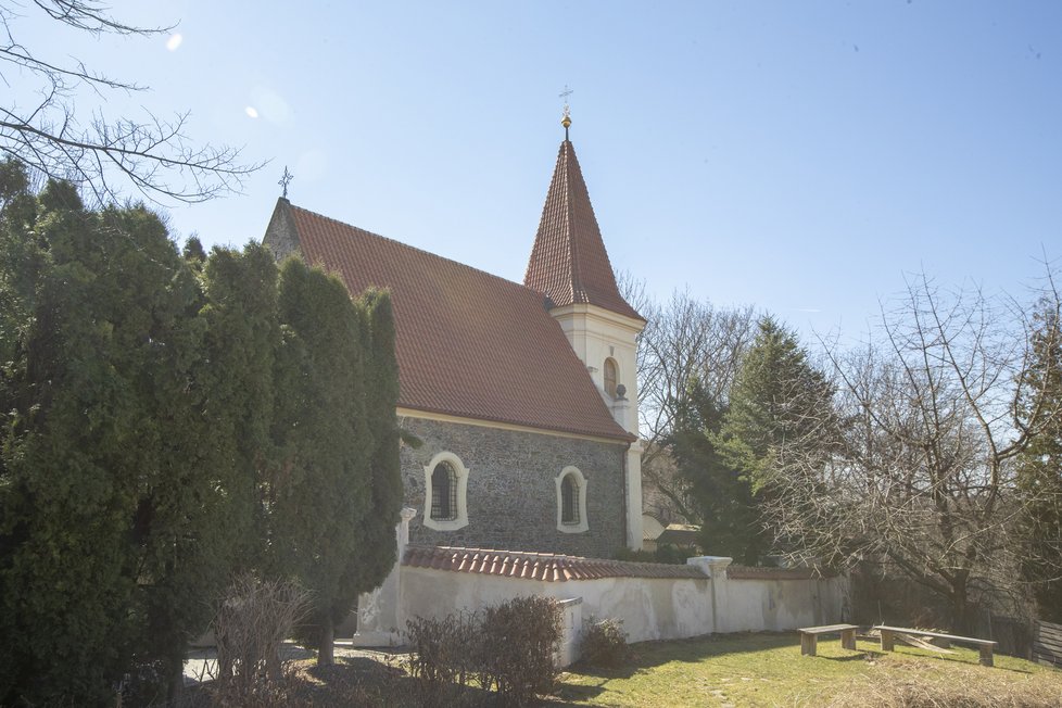 Ač byl založen ve středověku, ozvláštněn byl kostel sv. Jakuba většího tzv. barokní cibulovou věží. Tu mu však v rámci přestavby nakonec sňali a nahradili ji tou nynější.