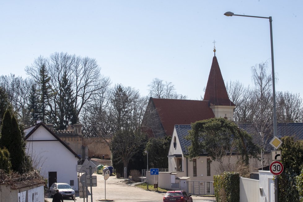 Kostel sv. Jakuba staršího se nachází v historickém jádru nejmenší z pražských městských částí - v Petrovicích.