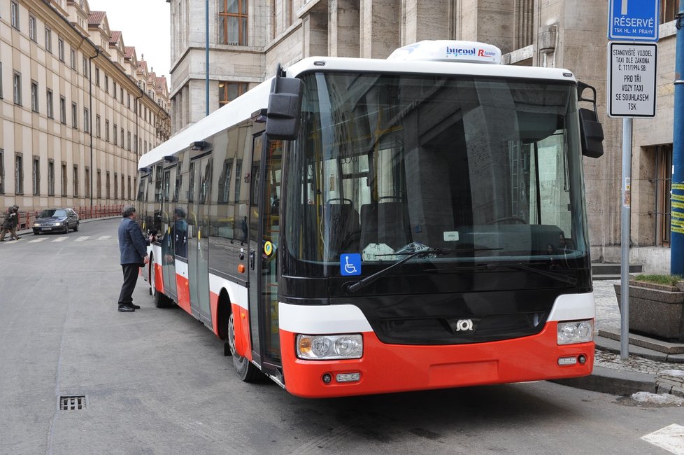 Budou v Praze všechny autobusové zastávky na znamení? Podle náměstka primátora Adama Scheinherra by se tak mohlo stát již v průběhu letošního léta. (ilustrační foto)