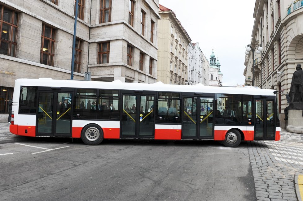 Budou v Praze všechny autobusové zastávky na znamení? Podle náměstka primátora Adama Scheinherra by se tak mohlo stát již v průběhu letošního léta. (ilustrační foto)