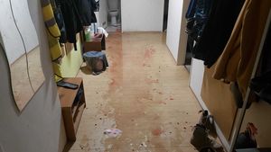 Krvavá řež na Zbraslavi: Syn útočil na otce nožem, rozbodal i dveře od WC! Oba skončili v nemocnici