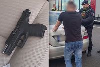 VIDEO: Řidiči sanitky hrozil muž z vedlejšího auta pistolí! „Žádnou nemám,“ lhal pak policistům