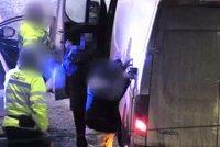 Řidič dodávky sejmul v Holešovicích lampu, celá ulice zhasla! Nadýchal takřka dvě promile