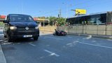Tragédie v Praze 5: Motorkář po střetu s kropicím vozem zemřel! Půl hodiny ho oživovali