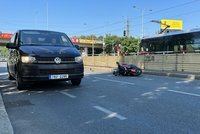 Tragédie v Praze 5: Motorkář po střetu s kropicím vozem zemřel! Půl hodiny ho oživovali