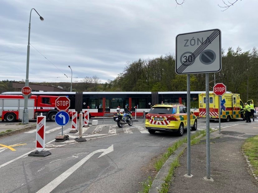 Tramvaj se na Plzeňské v Praze 5 srazila s osobním autem. (4. května 2021)